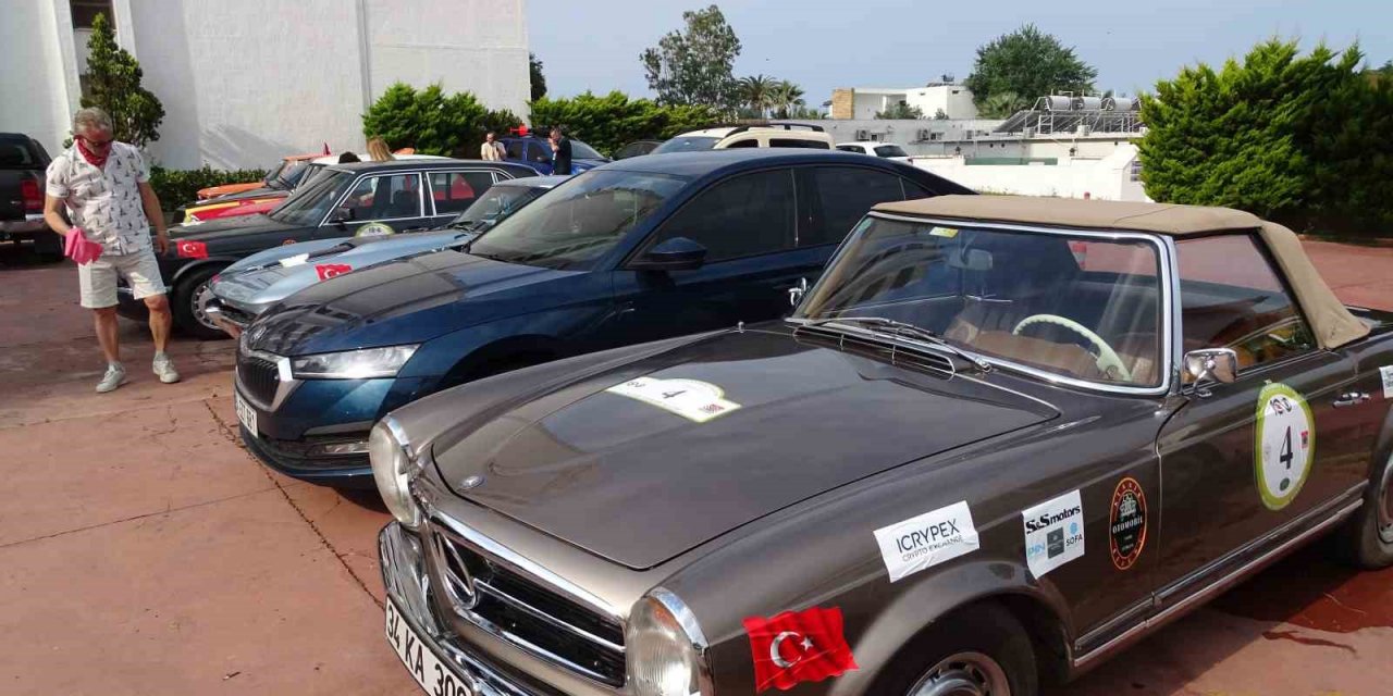 Ayvalık’ta klasik otomobiller 25. Batı Anadolu Rallisi başladı