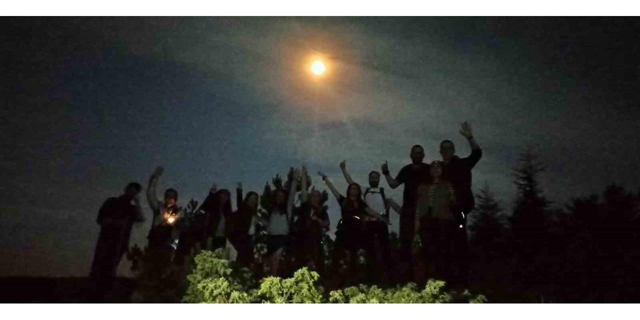 Dolunay ışığında yürüyüp çöp topladılar