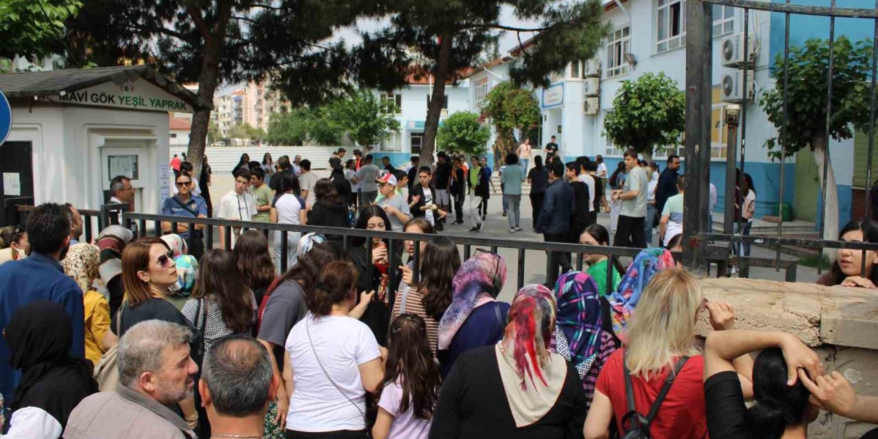 Öğrenciler sınavda, veliler dışarıda ter döktü