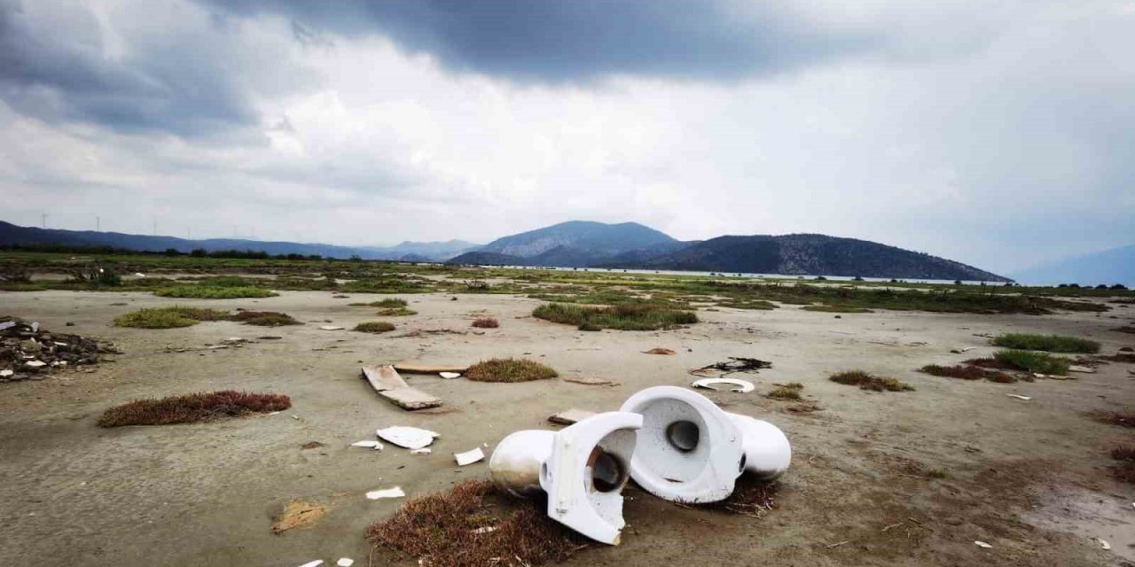Göl kenarına atılan klozet görenleri hem şaşırttı hem kızdırdı