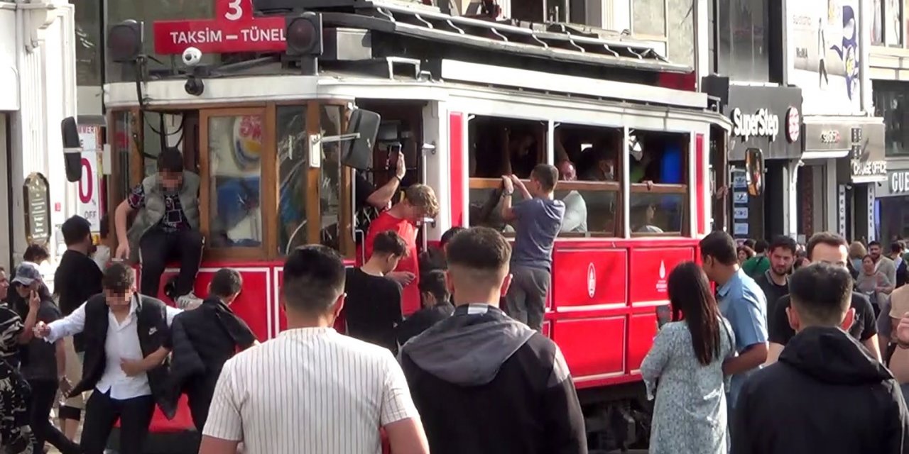 Nostaljik tramvayda çocukların tehlikeli yolculuğu