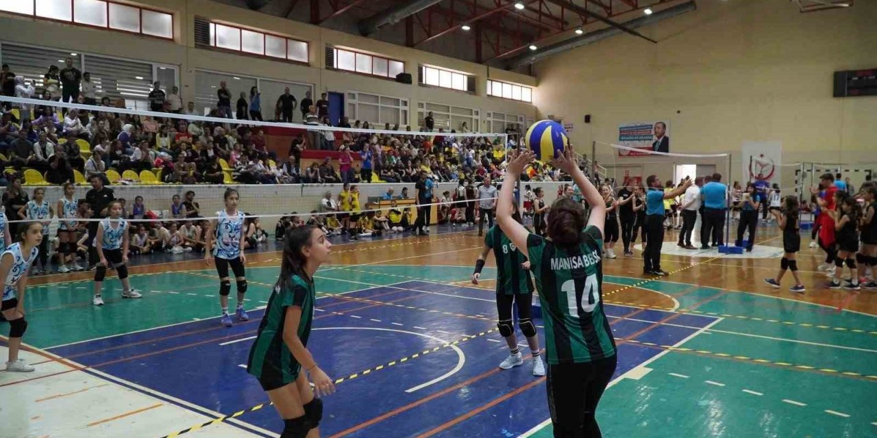 Manisa’da mini voleybol şenliği coşkuyla yapıldı
