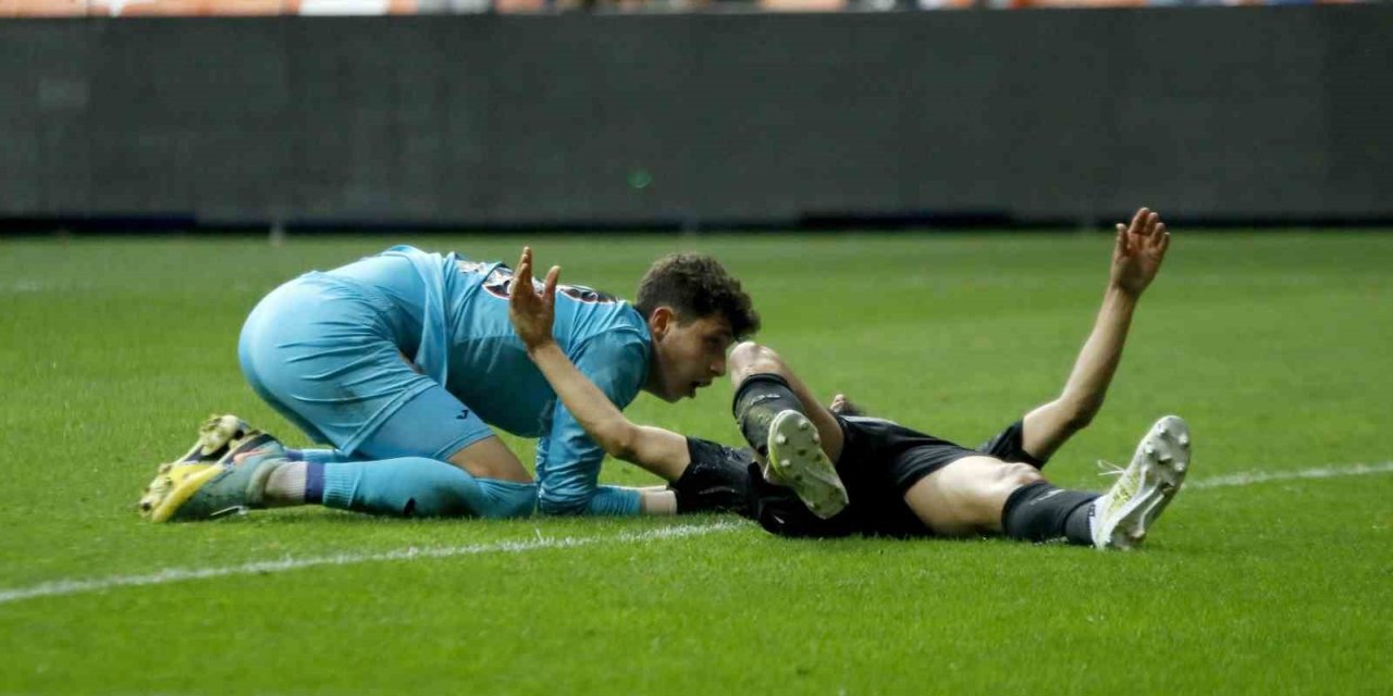 Başakşehir’in genç kalecisi Deniz Dilmen göz doldurdu