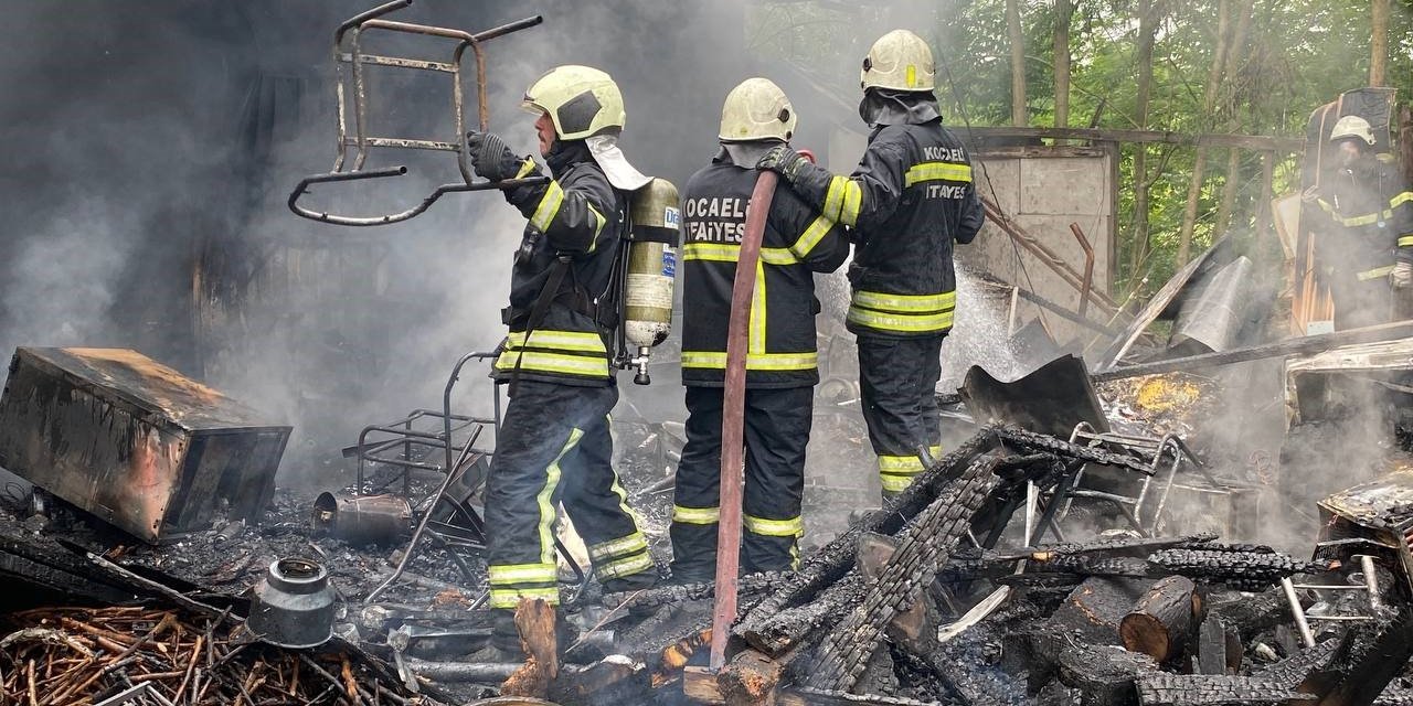 Yaşlı kadının tek başına yaşadığı prefabrik ev alevlere teslim oldu