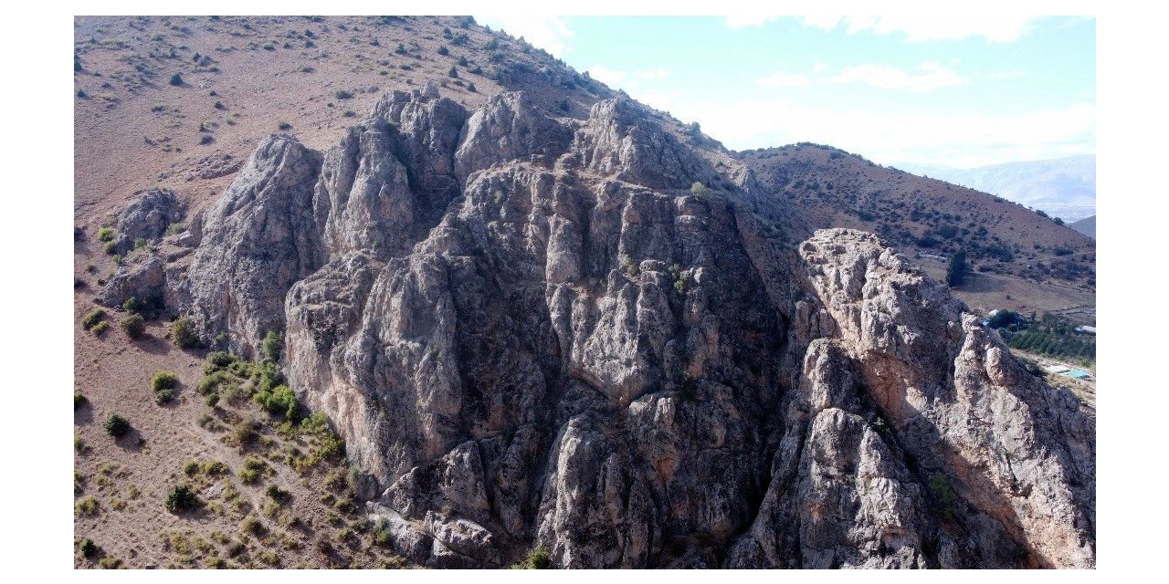 Erzincan’da devasa kayalık üzerindeki kalenin tarihi Tunç Çağı’na dayanıyor