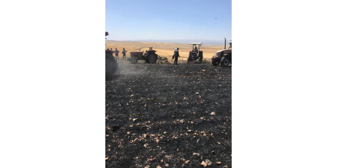 Biçerdöverden çıkan yangın 100 dönümlük buğday tarlasını küle çevirdi