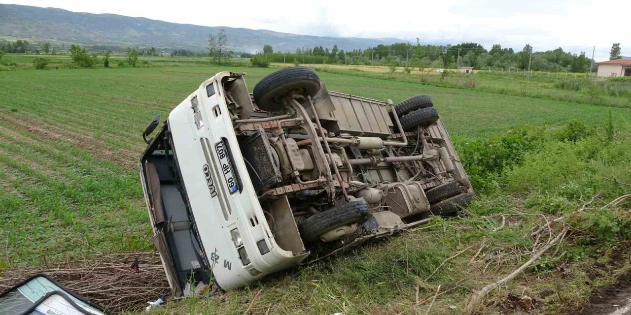Tarlaya uçan midibüste bulunan 14 kişi ölümden döndü
