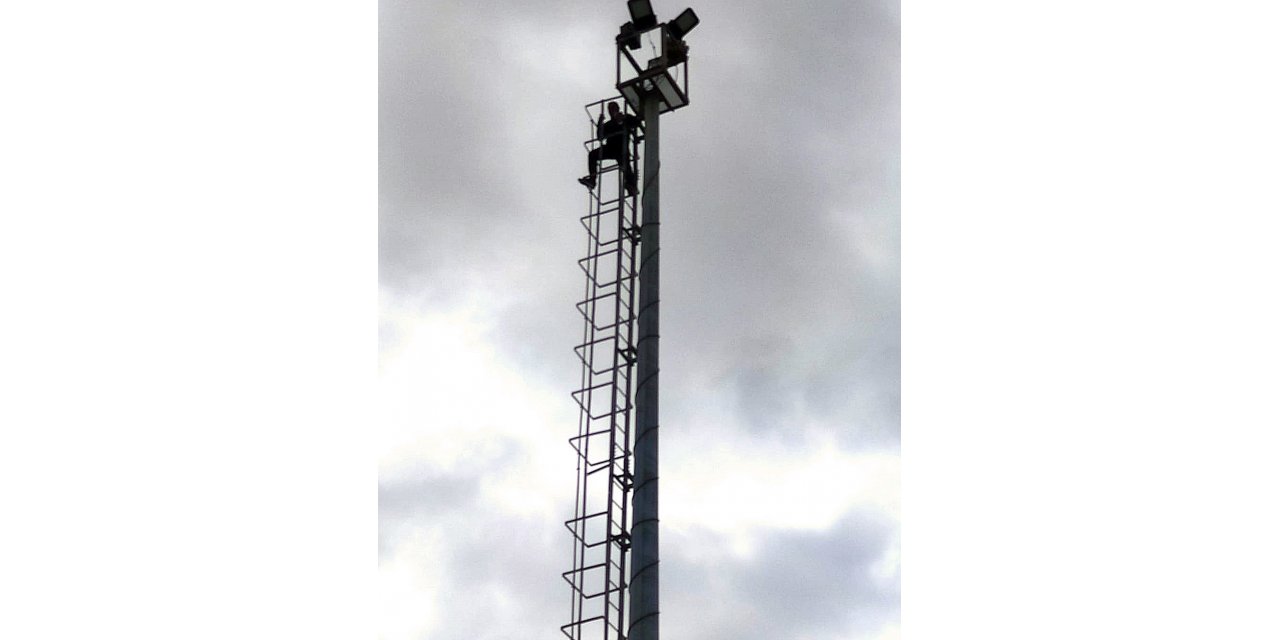 Edremit’te elektrik direğine çıkan kişiyi düşmekten polis kurtardı