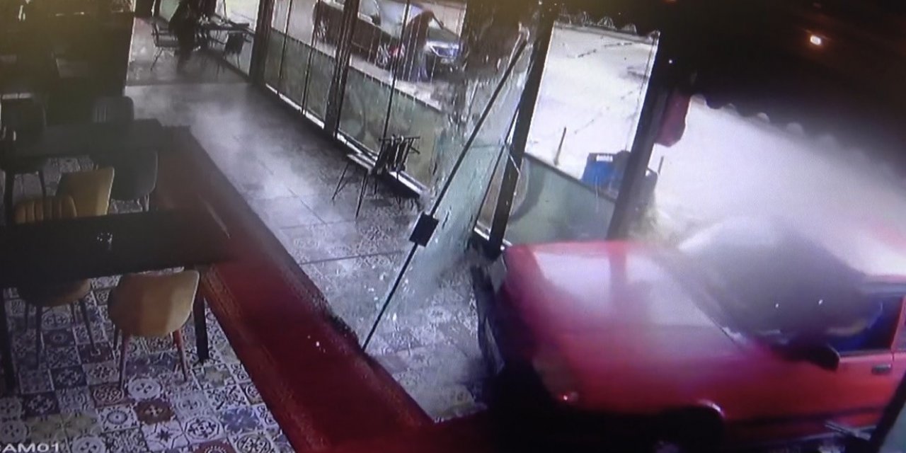 Kontrolden çıkan otomobil balık lokantasına girdi: O anlar kamerada