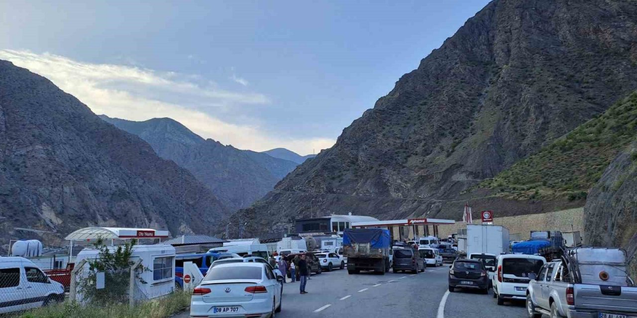 Artvin-Yusufeli karayolu heyelan nedeniyle ulaşıma kapandı