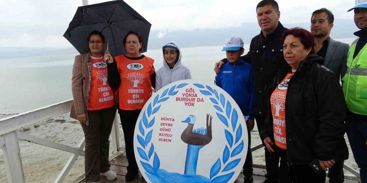 Burdur Gölü’nde kuraklığa dikkat çekmek için çöp toplama etkinliği