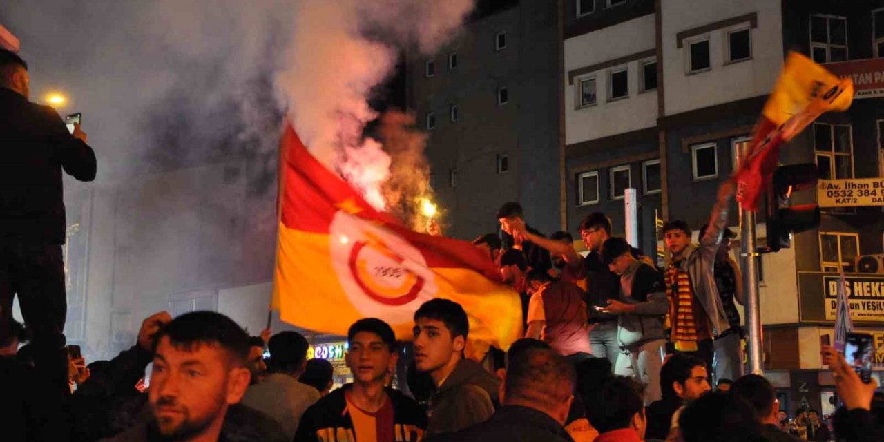 Kars’ta Galatasaray taraftarları sokağa döküldü