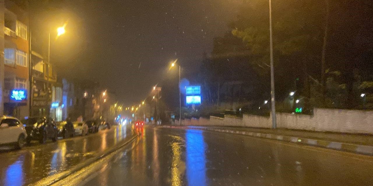 Sinop’ta sağanak su baskınlarına neden oldu