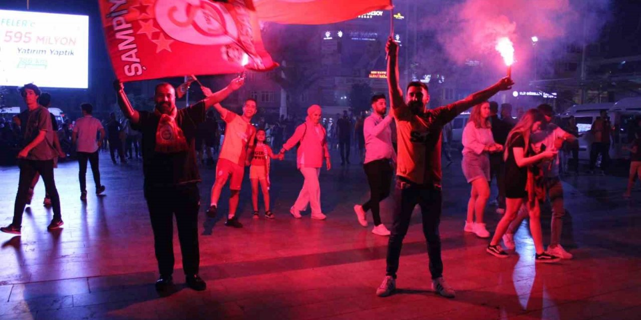 Galatasaray kupayı kaldırdı, Aydın sokakları sarı-kırmızıya boyandı