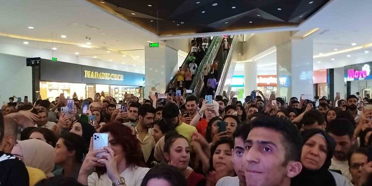 Mardian Mall’da düzenlenen konsere yoğun ilgi