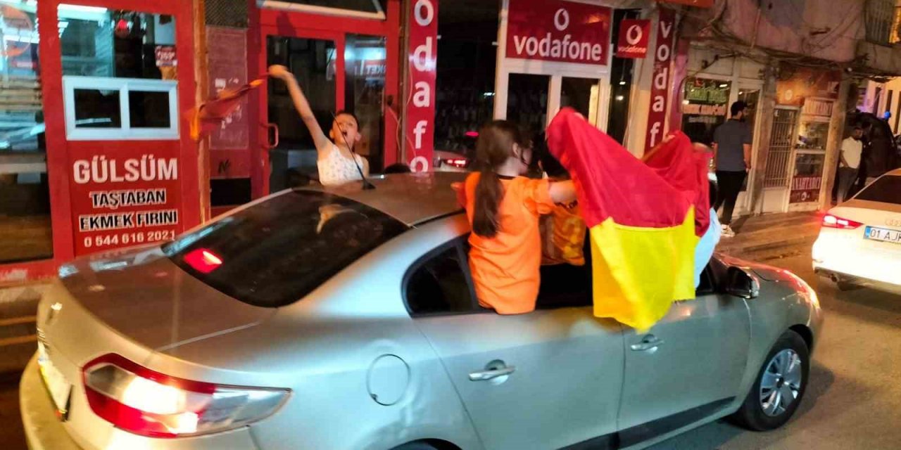 Cizre’deki Galatasaray taraftarları caddeleri panayır alanına çevirdi