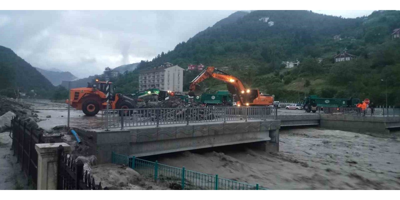 Sel tehlikesi yaşayan ilçede okullar tatil edildi