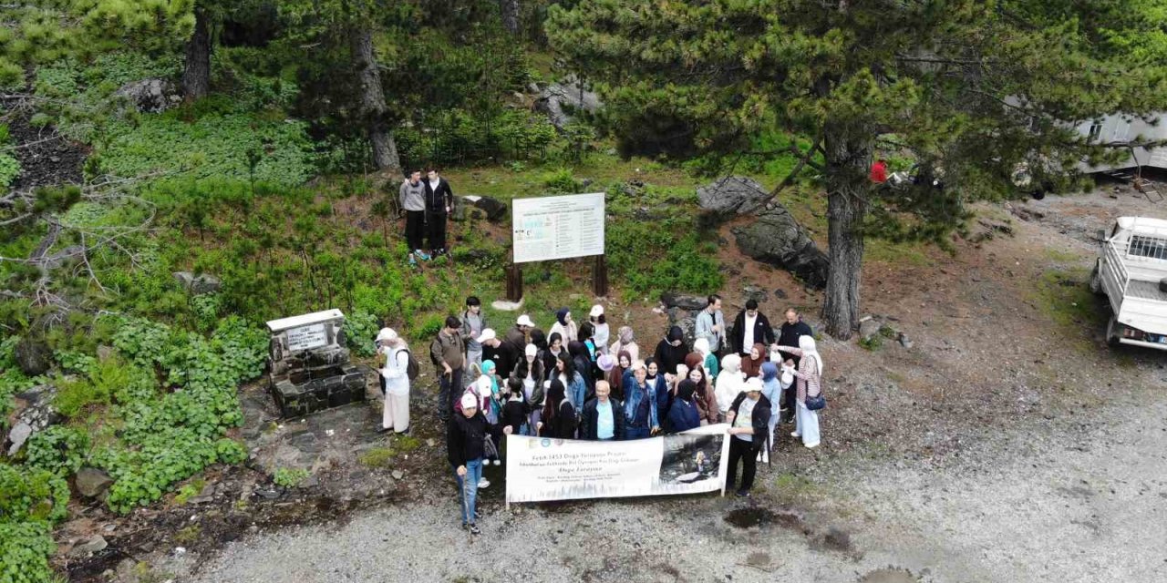 İstanbul’un fethinde rol oynayan Kazdağı Göknarı için gençler doğa yürüyüşü gerçekleştirdi