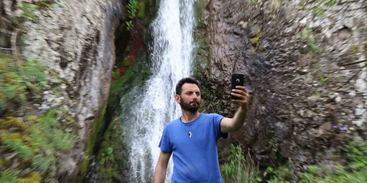 Karnavas şelalesi büyülüyor