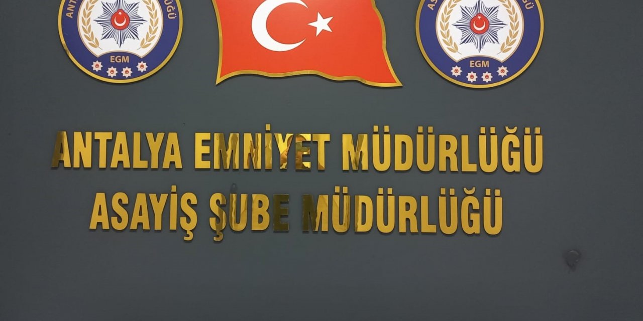 Kendisini polis olarak tanıtıp yabancı uyruklu şahısları 5 milyon TL dolandırdı