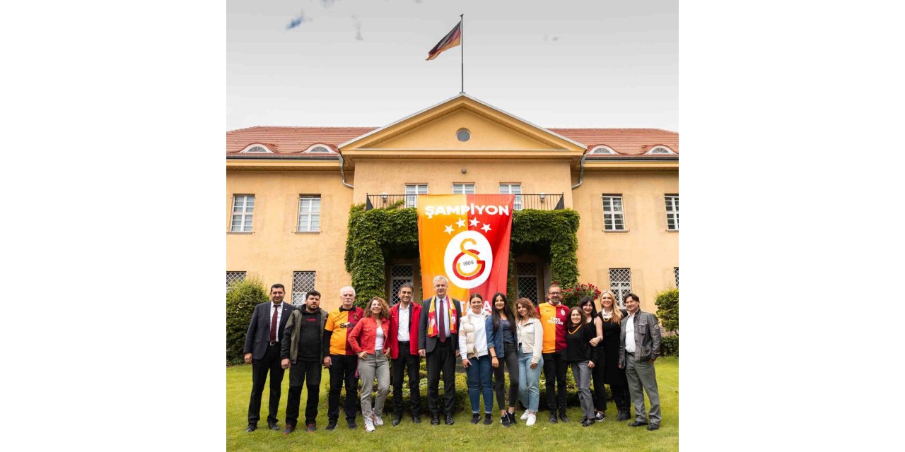 Almanya Büyükelçiliğine Galatasaray bayrağı asıldı