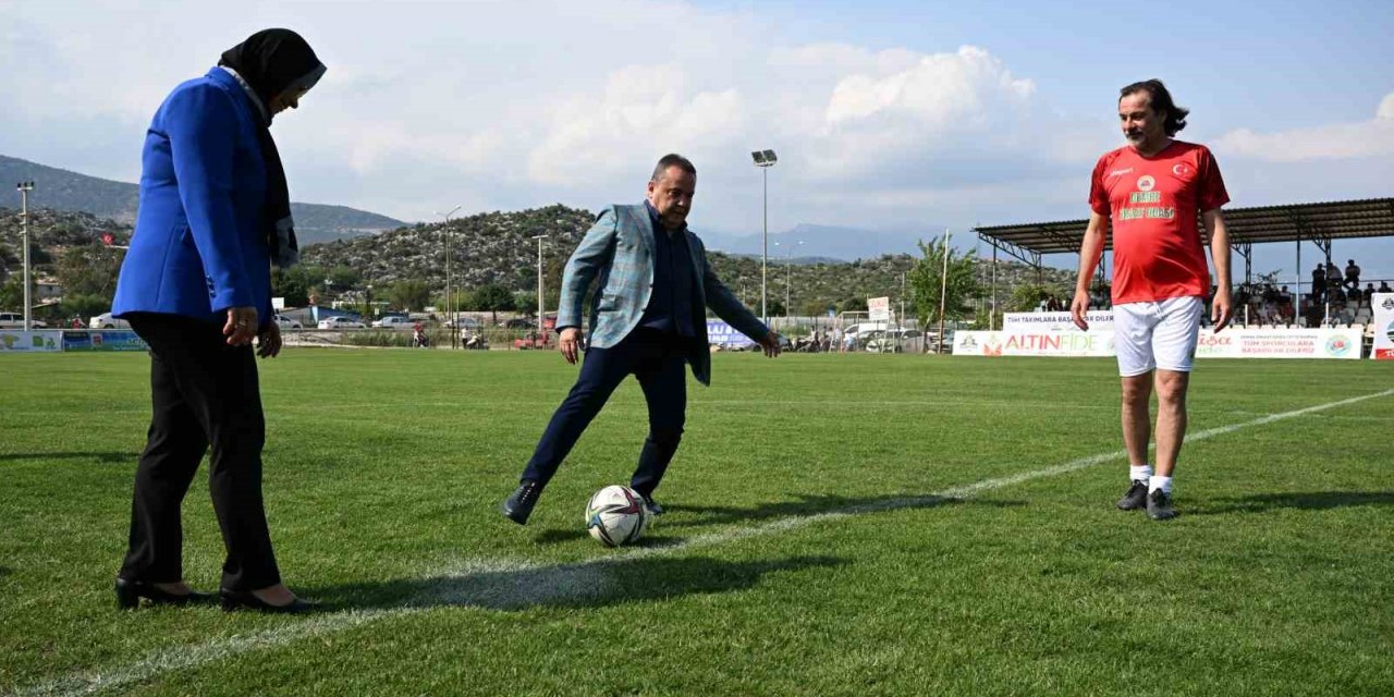 Çiftçi Kupası’nın başlama vuruşunu Başkan Böcek yaptı