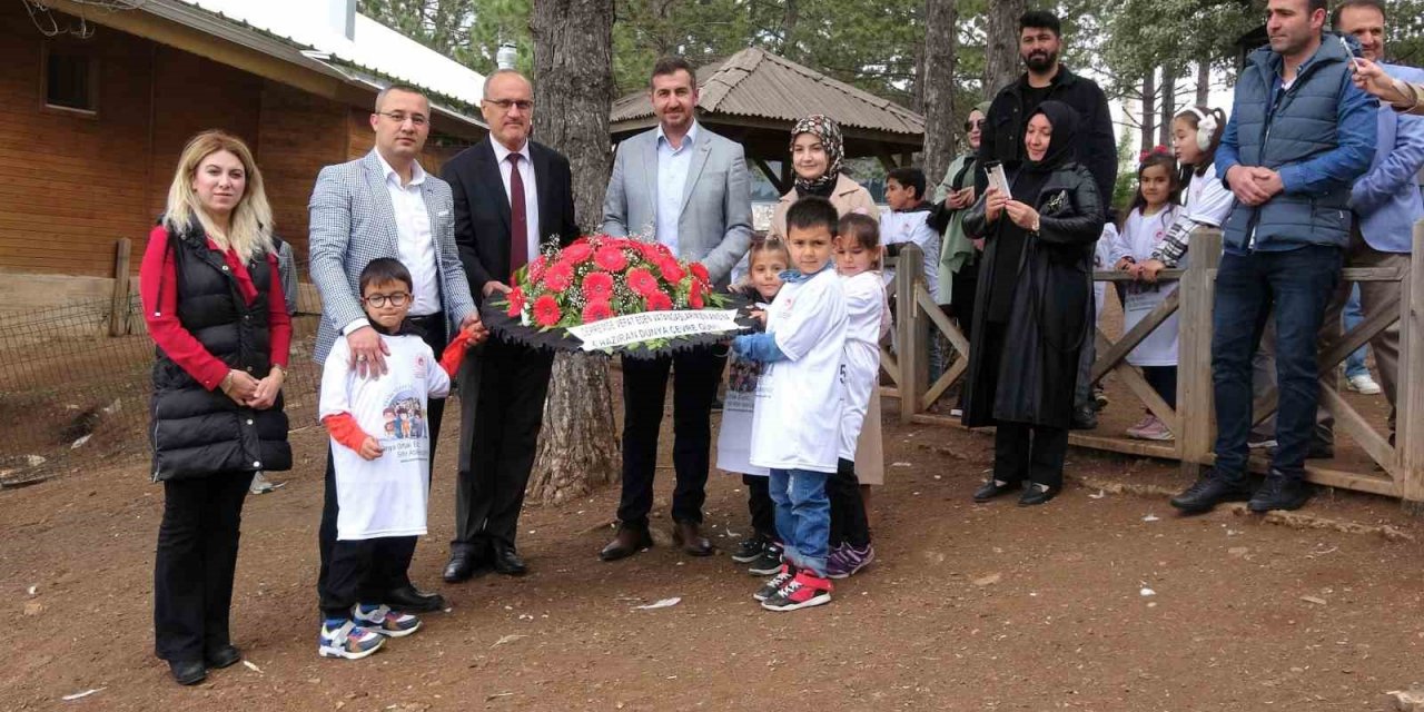 Depremde hayatını kaybedenler için göle çelenk bırakıldı