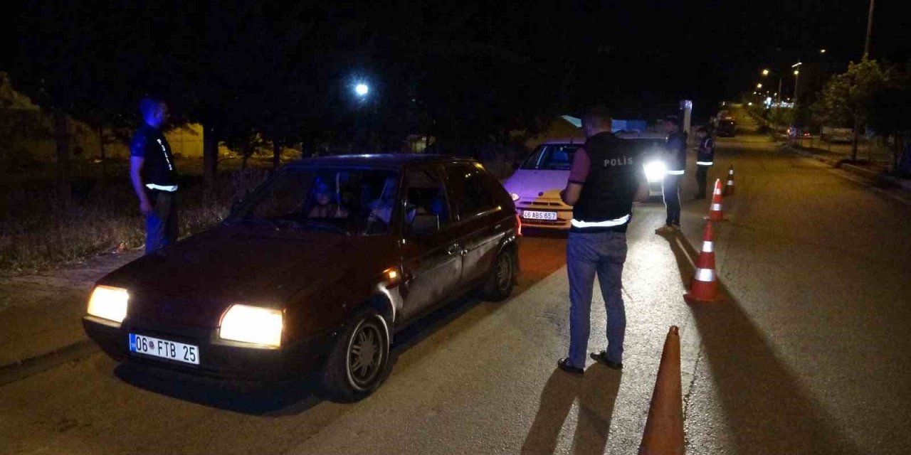 Deprem bölgesinde asayiş uygulamaları devam ediyor