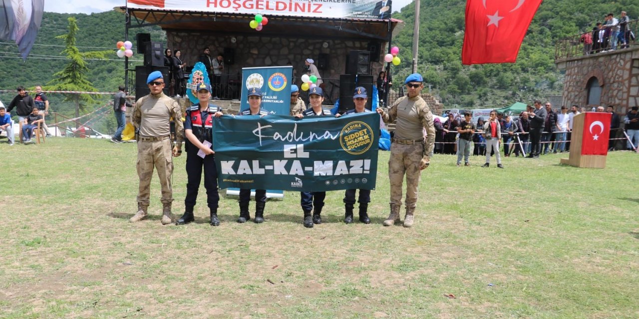 Aksaray’da hıdrellez şenliklerinde jandarmadan KADES eğitimi