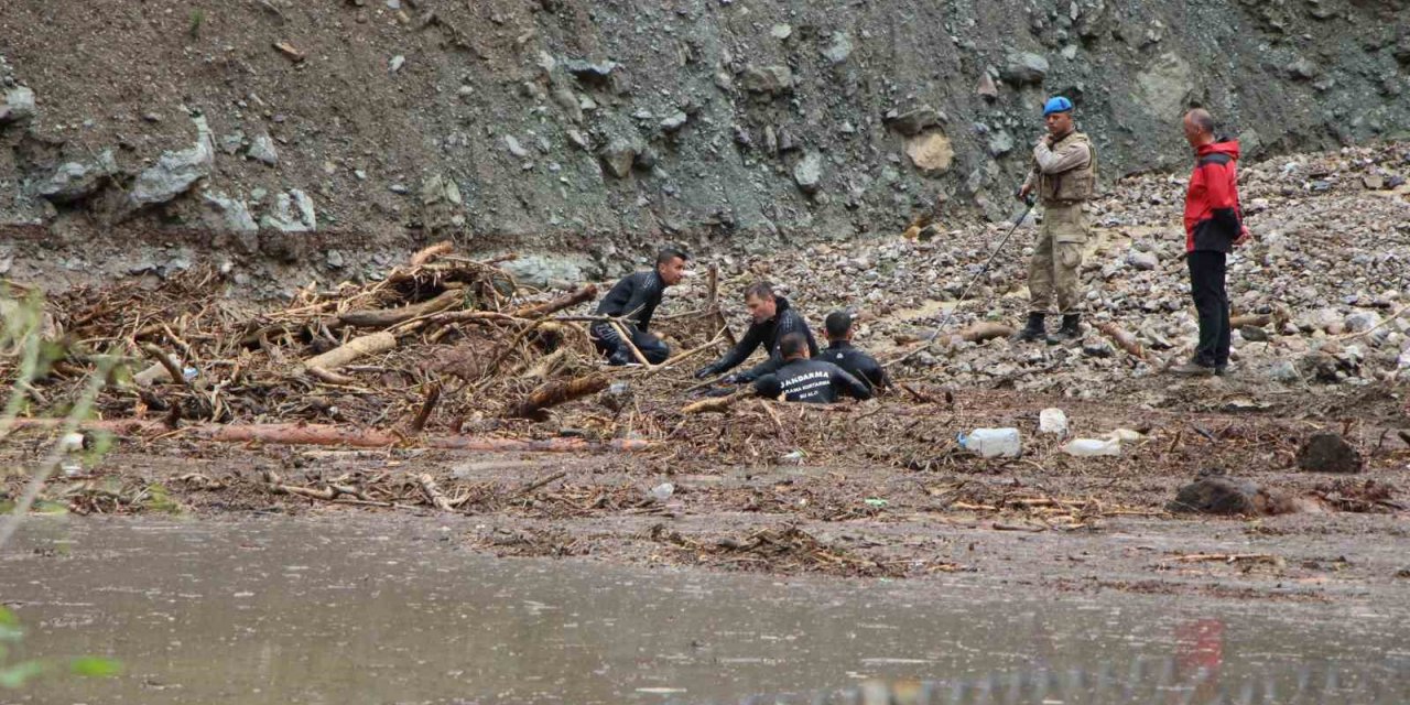 Amasya’da selde kaybolan iki kişiden birinin cesedi bulundu