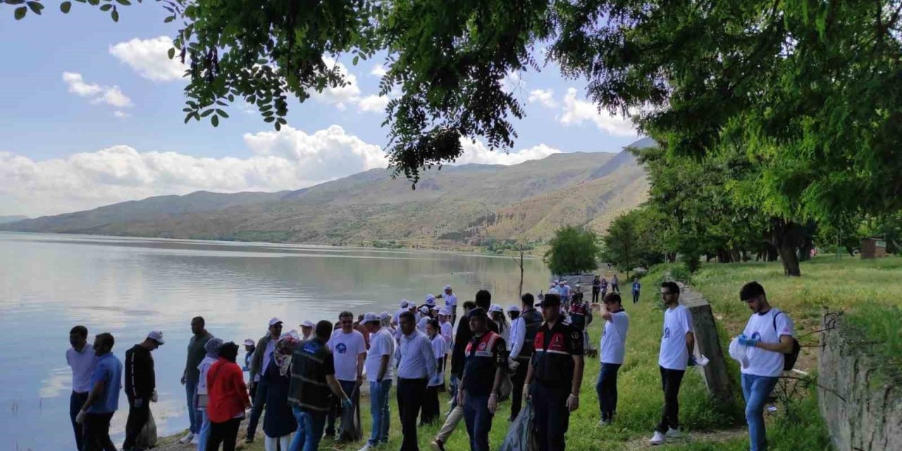 Elazığ’da Hazar Gölü çevresi temizlendi