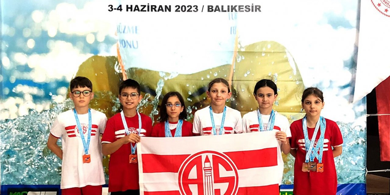 Antalyaspor’un minik kulaçları ilk ulusal yarışta kürsüye uzandı