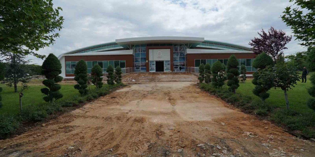 Meram Belediyesi Berlika Parkı içerisindeki spor tesisini baştan sona yeniliyor