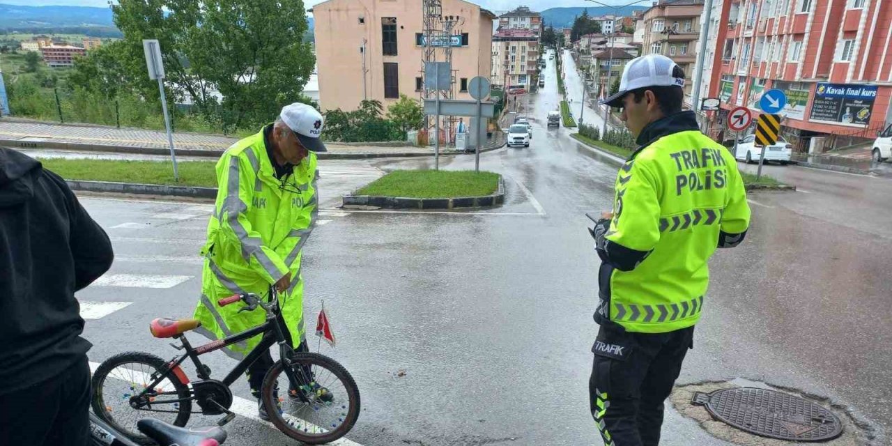 Bisiklet otomobile çarptı