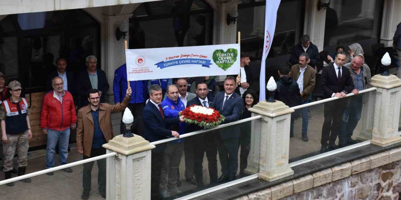 Çevre Haftası’nda depremden etkilenen vatandaşlar anısına Harşit Çayı’na çelenk bırakıldı