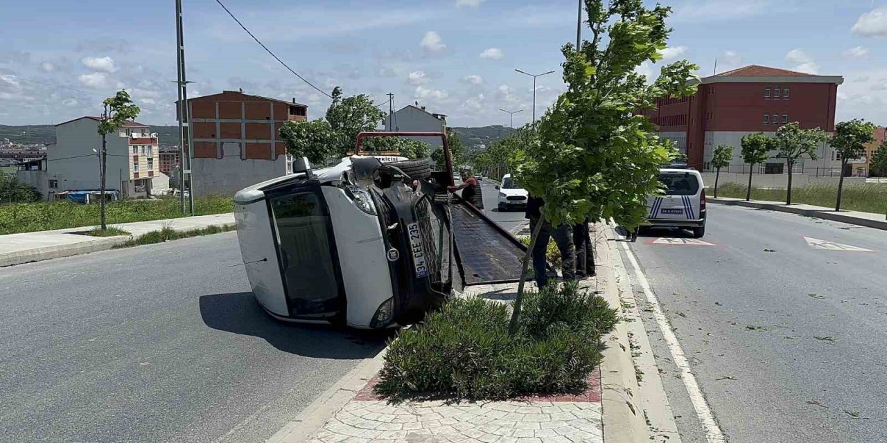 Arnavutköy’de sürücüsünün kontrolünden çıkan hafif ticari araç yan yattı