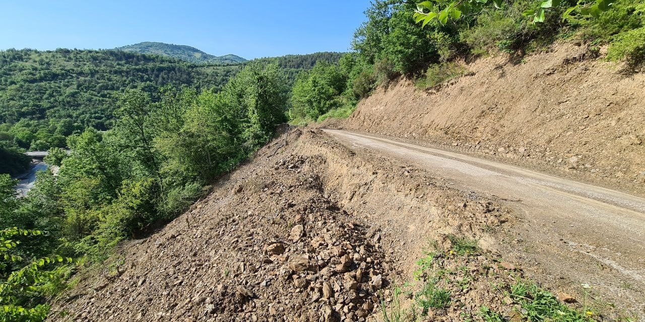 Çöken köy yoluyla 3 aydır kimse ilgilenmedi