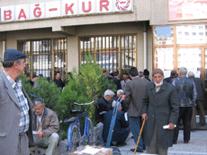 Bağ-Kur önünde kuyruk çilesi