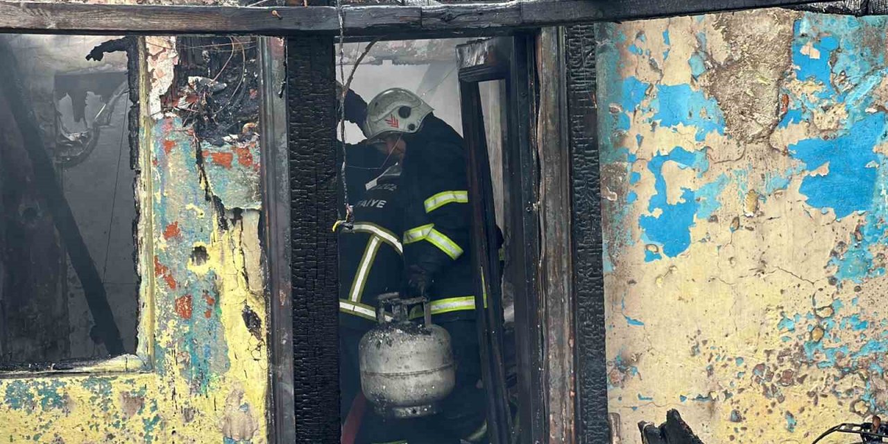 Düzce’de korkutan yangın: 2 ev tamamen 5 ev ise kısmen yandı