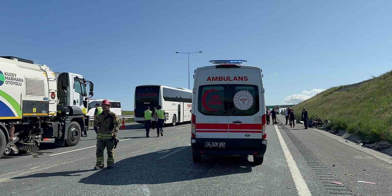 Kuzey Marmara Otoyolu Çatalca istikameti Yassı ören mevkiinde Türk Havayollarına ait işçi servisinin de aralarında bulunduğu zincirleme kaza meydana geldi. Kazada çok sayıda kişi yaralanırken, trafik tek şeritten devam ediyo