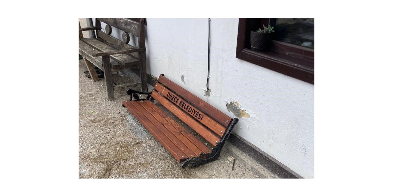 Yeni yapılan parkın bankları bu hale getirdiler