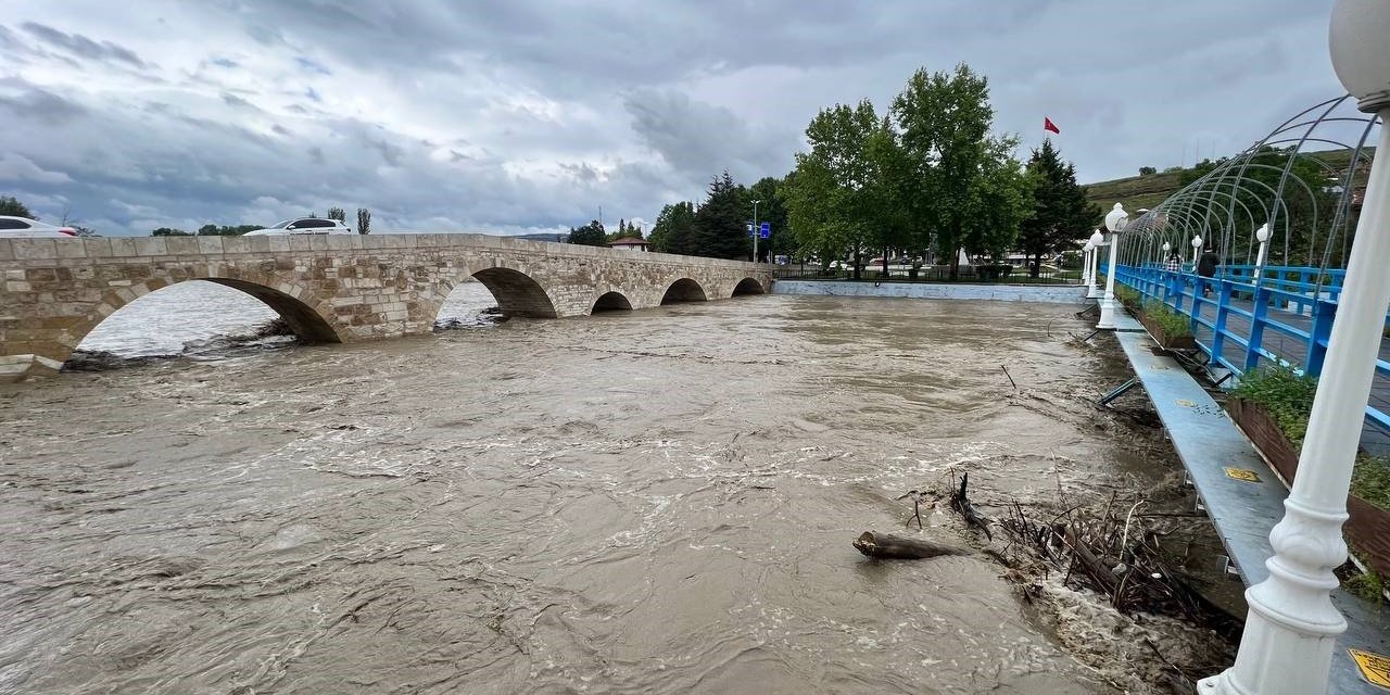 Taşköprü’de tarihi köprü su debisinin yükselmesi nedeniyle trafiğe kapatıldı