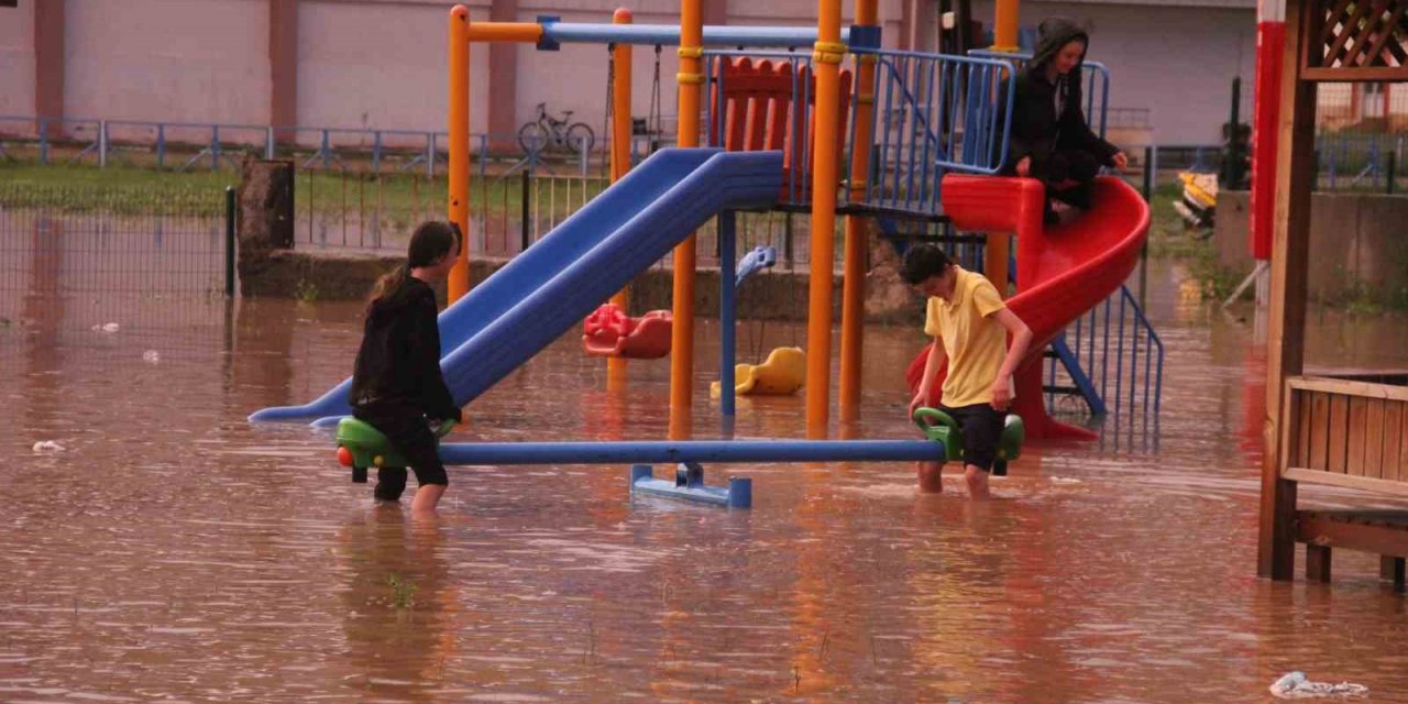 Sele aldırış etmeden oyunlarına devam ettiler