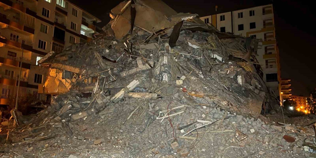 Diyarbakır’da yıkımı yapılan ağır hasarlı binanın bir kısmı kendiliğinden çöktü