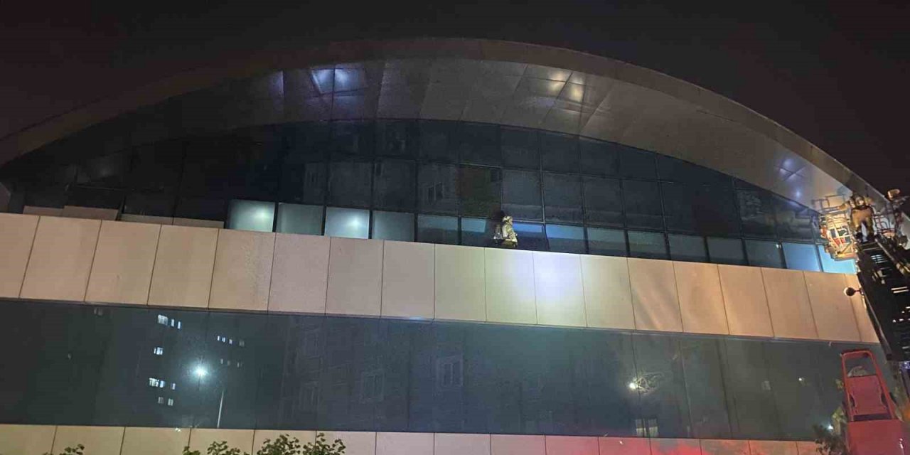 Zeytinburnu’ndaki teknoloji mağazası alev alev yandı