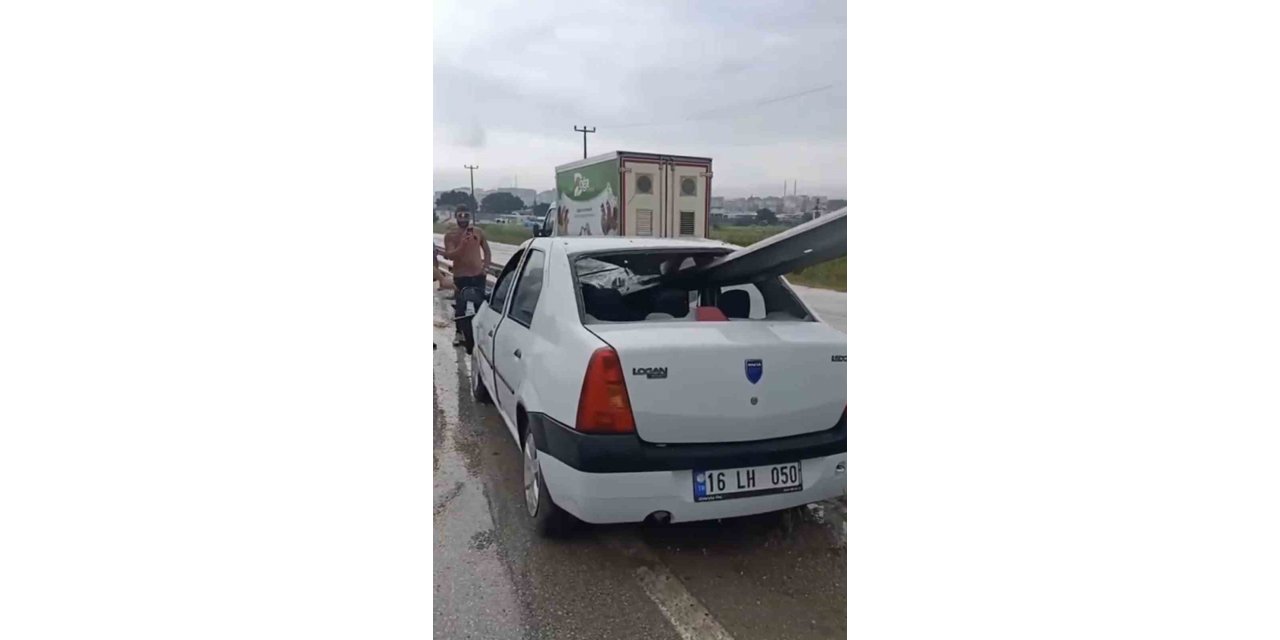 Kontrolden çıkan otomobil bariyerlere ok gibi saplandı