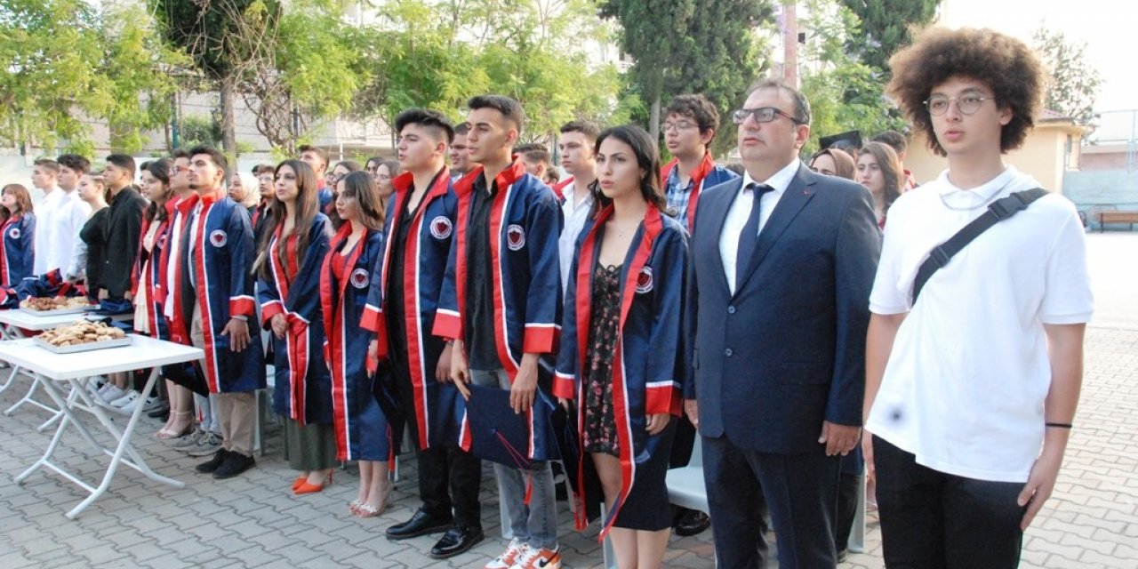 Adana Borsa Lisesi 50’inci yılında 83 mezun verdi