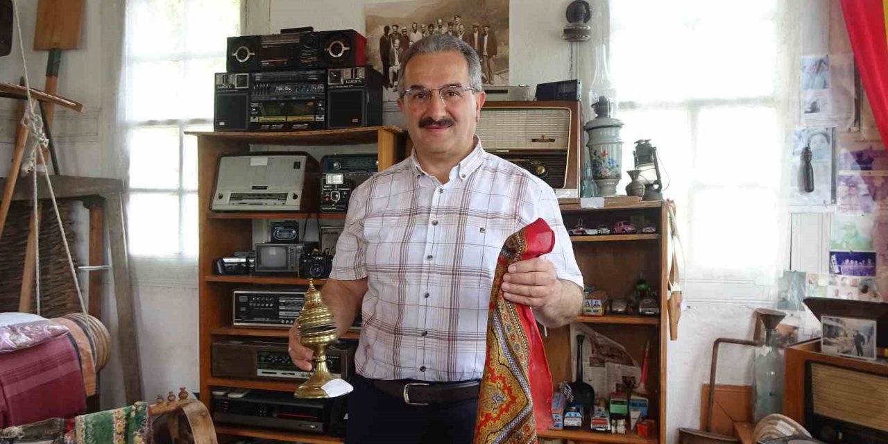 Cami imamı yaklaşık 20 yılda biriktirdiği eşyaları tarihi evinde sergiliyor
