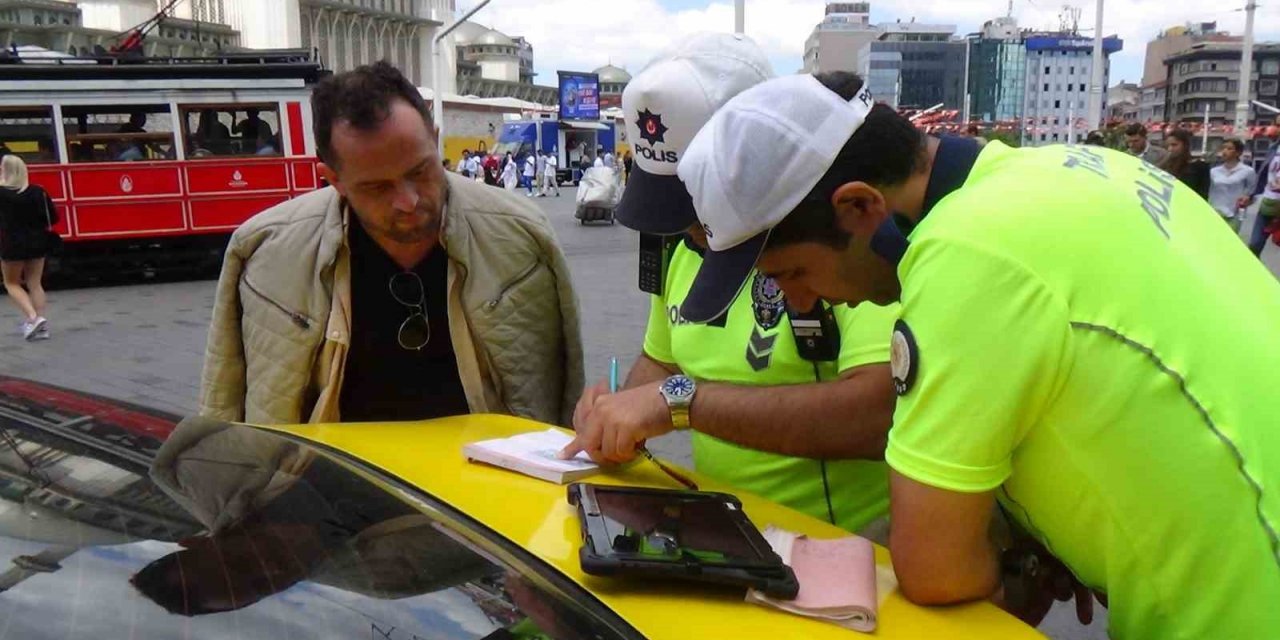Başkasının ehliyeti ile trafiğe çıkan taksici, denetime takıldı