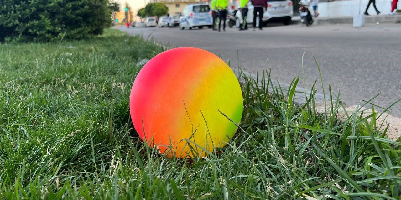 Yolun karşısına geçmek isteyen çocuğa motosiklet çarptı